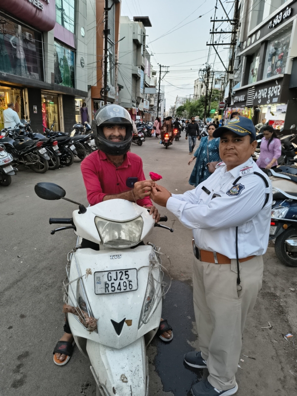 ટ્રાફિકના નિયમોનું પાલન કરનાર લોકો નું પોલીસે સન્માન કર્યું.