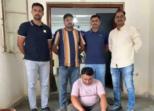સાવરકુંડલામાં ગેરકાયદે ફટાકડાનો જથ્થો પકડાયો : SOGએ 18 હજારનો સ્ફોટક પદાર્થ જપ્ત કર્યો, લાયસન્સ વગર સંગ્રહ કરનારની અટકાયત