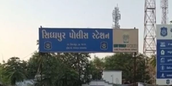 HDB ફાઇનાન્સના કર્મચારી વિરુદ્ધ જાતિવિષયક અપમાન અને અશ્લીલ વર્તનનો ગુનો નોંધાયો