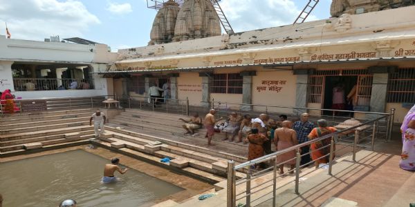 સિદ્ધપુર બિંદુ સરોવરમાં ડોશી નોમે 7 હજાર થી વધુ શ્રદ્ધાળુઓએ માતૃતર્પણ કર્યું