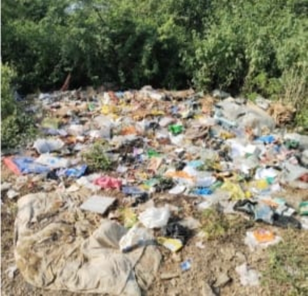 *Aravalli: Medical waste was found on the side of the road leading to Shamlaji near Megharaj Isri village.*.