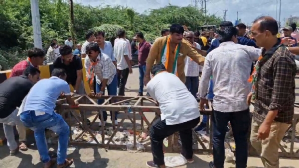 પુલનું લોકાર્પણ કરતું કોંગ્રેસ