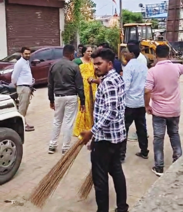 આમોદ નગરપાલિકા પ્રમુખે નરેન્દ્ર મોદીના જન્મ દિવસે સ્વચ્છતા હી સેવા કાર્યક્રમમાં માત્ર ફોટો શૂટ કર્યું