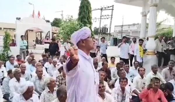 લાઠીમાં રાજકીય સભા દરમિયાન ખેડૂતનો આક્ષેપ – “પોલીસ હપ્તાખોરી કરે છે,