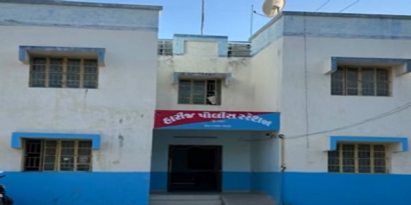 હારીજમાં આધાર કાર્ડ માંગતાં, વેપારીને માર મારી પીઓએસ મશીન તોડ્યું