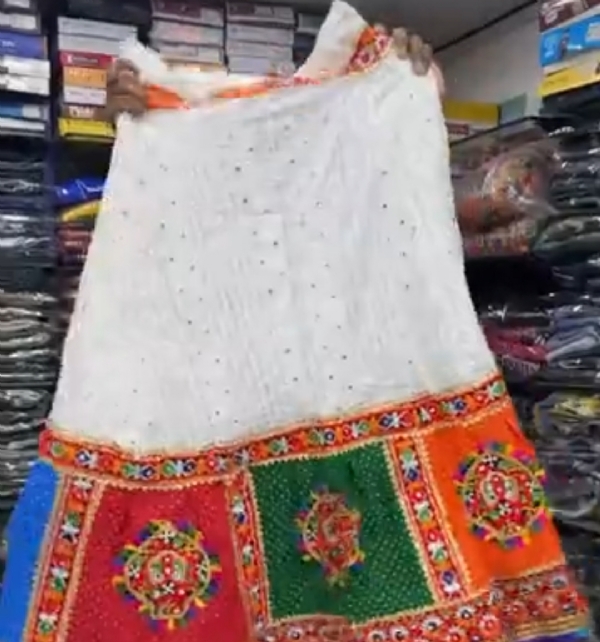 નવરાત્રી નજીક આવતા ચણિયાચોળીની ખરીદીમાં તેજી, બજારમાં નવા ટ્રેન્ડ્સની ધમાકેદાર એન્ટ્રી
