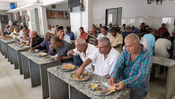 ભાઈશ્રી રમેશભાઈ ઓઝાના પ્રગટ્યદિન નિમિતે સેવાકીય કાર્યો .