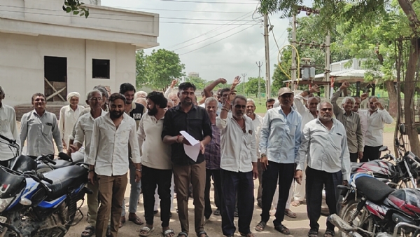 સીમરણ ગામમાં આખલાઓનો અસહ્ય ત્રાસ : દિવસના સમયે પણ સૂમસામ રહે છે શેરીઓ, ખેડૂતો ખેતીમાં નુકસાનથી કંગાળ – ગ્રામજનો આવેદનપત્ર પાઠવી તાકીદે ઉકેલની માંગણી