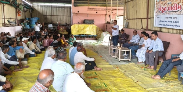 ગોધરાના ચાંચપુર ખાતે સોયાબીન પાક અંગે ખેડૂત તાલીમ યોજાઈ-૨