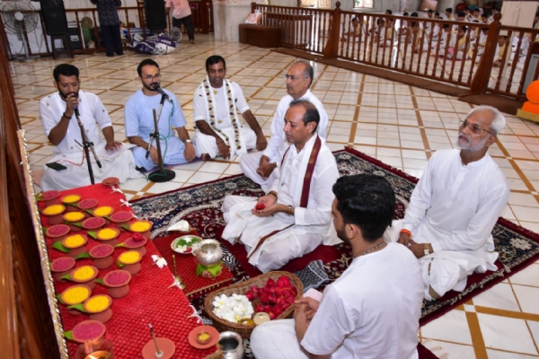 ભાઈશ્રી રમેશભાઈ ઓઝાના પ્રગટ્યદિન નિમિતે સેવાકીય કાર્યો .