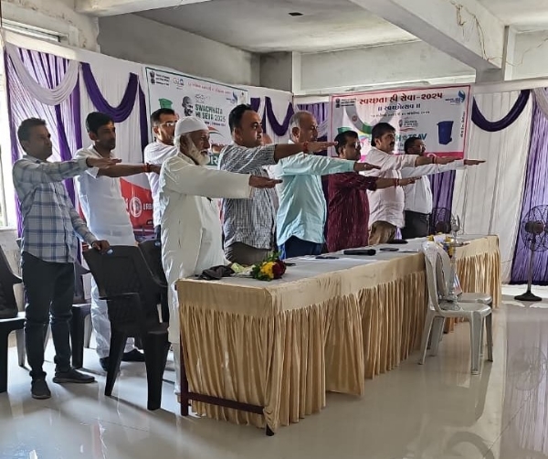 ગીર સોમનાથ  કોડીનારના ધારાસભ્ય  ડો.પ્રદ્યુમ્ન વાજાના અધ્યક્ષસ્થાને કોડીનાર નગરપાલિકામાં ‘સ્વચ્છતા હી સેવા-૨૦૨૫’ અભિયાનની ઉજવણી કરવામાં આવી હતી. આ સાથે જ મ્યુનિસિપલ ગર્લ્સ હાઈસ્કૂલની વિદ્યાર્થીનીઓ દ્વારા સ્વચ્છતા રેલી દ્વારા ‘સ્વચ્છ કોડીનાર’નો સંદેશો અપાયો હતો   મ્યુનિસિપલ ગર્લ્સ હાઇ સ્કૂલ ખાતેથી નગરપાલિકા કચેરી સુધી વિદ્યાર્થીનીઓ દ્વારા સ્વચ્છતા રેલી થકી સ્વચ્છ કોડીનારનો સંદેશો અપાયો હતો. નાગરીકોએ સેલ્ફી પોઈન્ટમાં સેલ્ફી અને શપથના માધ્યમથી શહેર સ્વચ્છ રાખવા કટિબદ્ધ થયાં હતાં. ઉલ્લેખનીય છે કે, કોડીનાર નગરપાલિકામાં તા.૧૭ સપ્ટેમ્બરથી ૩૧ ઓક્ટોબર સુધી ચાલનાર ‘‘સ્વચ્છતા હી સેવા – ૨૦૨૫’’ અભિયાન અંતર્ગત વિવિધ થીમ આધારિત સફાઈ કરવામાં આવશે. સ્વચ્છતા વિષયક પ્રવૃત્તિઓ અંતર્ગત સ્વચ્છતા લક્ષિત એકમો (CTU) અને બ્લેક સ્પોટની સફાઈ કરવામાં આવશે. આગામી ૩૧ ઓક્ટોબર સુધી નગરપાલિકાના સફાઈ કર્મચારીઓ દ્વારા વિવિધ સ્થળોની સફાઈ કરવામાં આવશે.  સ્વચ્છોત્સવમાં નગરપાલિકાના ગાર્બેજ વલ્નરેબલ પોઈન્ટ્સ, ક્લીનલીનેસ ટાર્ગેટ યુનિટ, બ્લેક સ્પોટ, બજારો, માર્ગો, વાણિજ્ય વિસ્તારો અને રહેણાંક વિસ્તારોની સાફ-સફાઈ માટે જનભાગીદારી અને સ્વયંસેવી સંસ્થાના સહયોગથી દૈનિક ધોરણે સ્વચ્છતા કાર્યક્રમો યોજવામાં આવશે. આ ઉપરાંત અઠવાડિક થીમના આધારે વિશેષ સ્વચ્છતા પ્રવૃત્તિઓ હાથ ધરવામાં આવશે.   આ સ્વચ્છોત્સવની ઉજવણીમાં કોડીનાર નગરપાલિકા પ્રમુખ ઉપપ્રમુખ સભ્યઓ, શહેરીજનો અને ચીફ ઓફિસર  ભરતભાઇ આર ગોહિલ સહિત નગરપાલિકાના કર્મચારીઓ સહભાગી થયા હતાં.