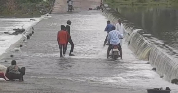 નાના માચીયાળાનો ચેકડેમ છલકાયો – પાણીના પ્રવાહ વચ્ચે જીવના જોખમે વાહનવ્યવહાર ચાલુ
