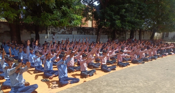 નગરપાલિકા હાઇસ્કૂલ ખાતે યોગ શિબિર યોજાઈ