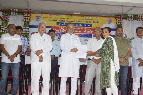 પોરબંદર મહાનગરપાલિકા કચેરી ખાતે શહેરી વિકાસ વર્ષ 2025 હેઠળ લોક કલ્યાણ મેળાનો શુભારંભ કરાયો.