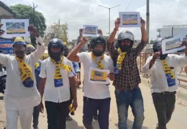 પાટણમાં હેલ્મેટ યાત્રાથી આપનો અનોખો વિરોધ