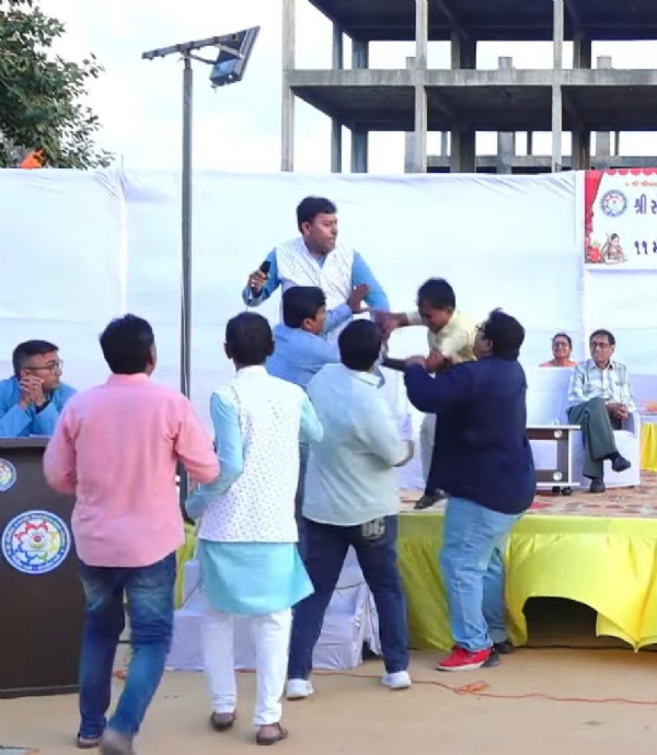 પોરબંદર સોરઠીયા પ્રજાપતિ વિદ્યોતેજક મંડળનઇ સામાન્ય સભામાં ચાર લોકોએ બખેડો કર્યો.