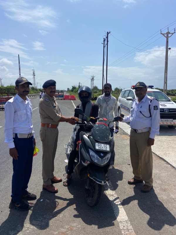 ટ્રાફિકના નિયમો નું પાલન કરનાર વાહનચાલકો નું સન્માન કરતી પોલીસ.