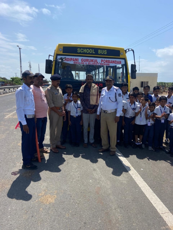 ટ્રાફિકના નિયમો નું પાલન કરનાર વાહનચાલકો નું સન્માન કરતી પોલીસ.