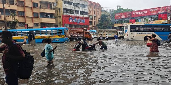 કોલકતા: રાતભર મુશળધાર વરસાદ વચ્ચે પાંચ લોકો વીજકરંટથી મૃત્યુ પામ્યા, સામાન્ય જનજીવન ખોરવાઈ ગયું