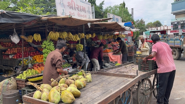 મનપા દ્વારા ફુવારા નજીક લારીઓ દૂર કરાવી.