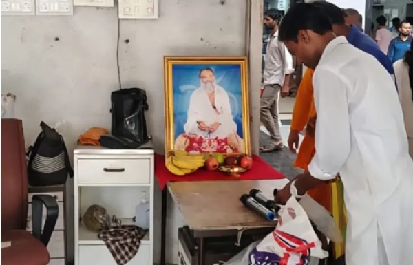 આસારામના ફોટા સામે આરતી
