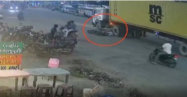 સુરતમાં ખાડાએ લીધો યુવાનનો જીવ