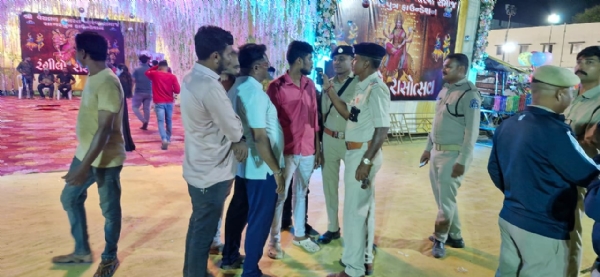 એનલાઇઝર દ્વારા ચેકીંગ હાથ ધરતી વેરાવળ સીટી પોલીસ