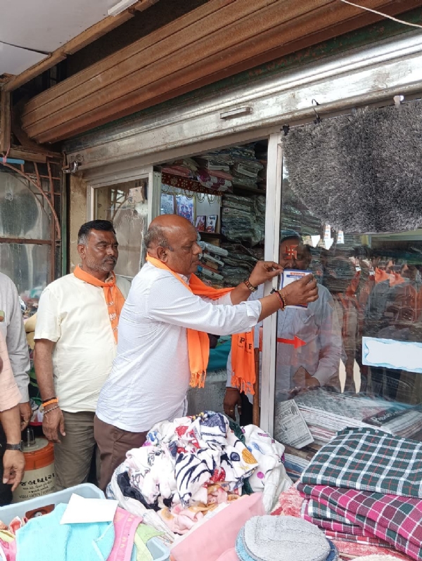 અમરેલી શહેરમાં પ્રતિકાત્મક સ્વદેશી સ્ટીકર પ્રચાર સાથે સાંસદ ભરત સુતરિયાનો “સ્વદેશી અભિયાન” કાર્યક્રમ