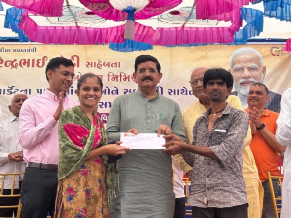 મહેસાણા ખાતે વડાપ્રધાનના જન્મદિવસ અને સેવા પર્વ નિમિત્તે શ્રમજીવીઓ માટે લોન સહાય ચેક વિતરણ