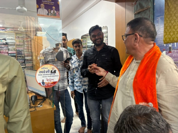 મહેસાણા શહેર ભાજપ મંડળ દ્વારા સ્વદેશી અભિયાનનો આરંભ : દુકાનોમાં લગાવાયા પ્રતિકાત્મક સ્ટીકર