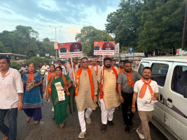 મહેસાણા શહેર ભાજપ મંડળ દ્વારા સ્વદેશી અભિયાનનો આરંભ : દુકાનોમાં લગાવાયા પ્રતિકાત્મક સ્ટીકર
