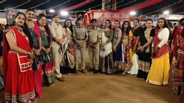 મહેસાણા જિલ્લામાં નવરાત્રી મહોત્સવ દરમિયાન મહિલાઓની સુરક્ષા માટે ટ્રેડિશનલ ડ્રેસમાં શીટીમ તૈનાત