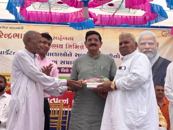 મહેસાણા ખાતે વડાપ્રધાનના જન્મદિવસ અને સેવા પર્વ નિમિત્તે શ્રમજીવીઓ માટે લોન સહાય ચેક વિતરણ