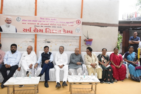 કેન્દ્રીય મંત્રીએ  સુભાષનગર વિસ્તારમાં યોજાયેલ સર્વ રોગ નિદાન કેમ્પની મુલાકાત કરી સ્થાનિક લોકો સાથે સંવાદ સાધ્યો.