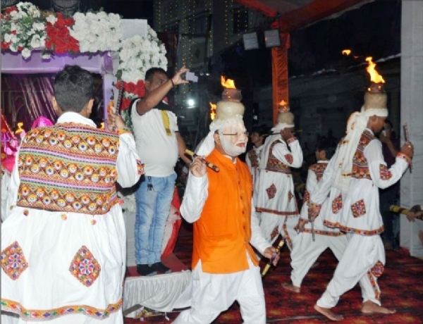 ગરબીમાં નરેન્દ્ર મોદીનો વેશ