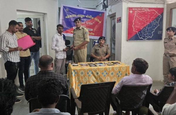 મહેસાણા તાલુકા પોલીસ દ્વારા “તેરા તુજકો અર્પણ” કાર્યક્રમ અંતર્ગત ગુમ થયેલ મોબાઈલ માલિકોને પરત