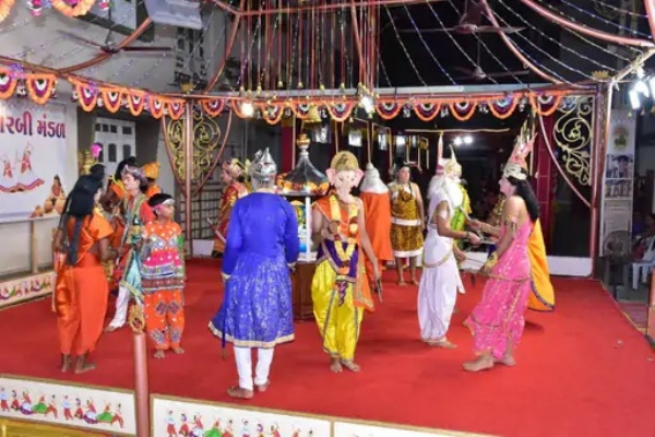 વિવિધ પાત્રોમાં માતાજીની આરાધના