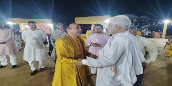 અમરેલી જિલ્લા પોલીસ દ્વારા ગરબા મહોત્સવમાં ભક્તિ બાપુનું સન્માન કર્યું