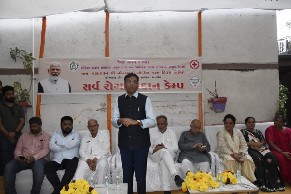 કેન્દ્રીય મંત્રીએ  સુભાષનગર વિસ્તારમાં યોજાયેલ સર્વ રોગ નિદાન કેમ્પની મુલાકાત કરી સ્થાનિક લોકો સાથે સંવાદ સાધ્યો.