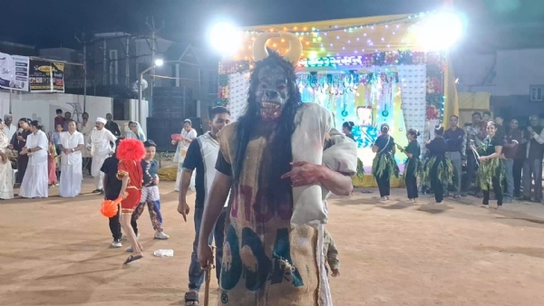 નવરાત્રિમાં વેશભૂષાનો રંગીન ઠાટ, પરંપરા અને આધુનિકતાનું સંગમ