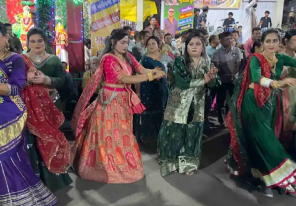 હિંગળાચાચર ચોકમાં નવરાત્રિના પરંપરાગત ગરબાની ઉજવણી