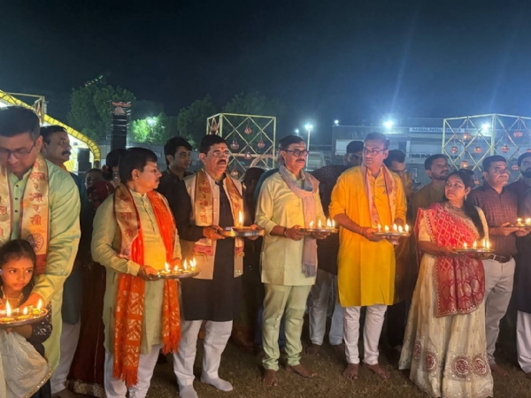 સાંસદે મહેસાણા શહેરમાં નવરાત્રી મહોત્સવમાં હાજરી આપી માતાજીની આરતી કરી