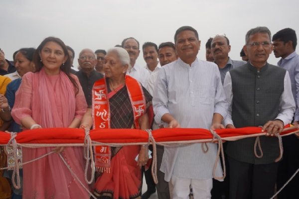 ઉત્તરપ્રદેશના રાજ્યપાલ આનંદીબેન પટેલે કાગવડ ખોડલધામ મંદિરે માઁ ખોડલના દર્શન કર્યા