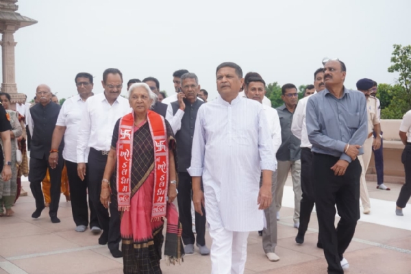 ઉત્તરપ્રદેશના રાજ્યપાલ આનંદીબેન પટેલે કાગવડ ખોડલધામ મંદિરે માઁ ખોડલના દર્શન કર્યા