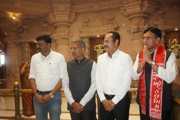 ઉત્તરપ્રદેશના રાજ્યપાલ આનંદીબેન પટેલે કાગવડ ખોડલધામ મંદિરે માઁ ખોડલના દર્શન કર્યા