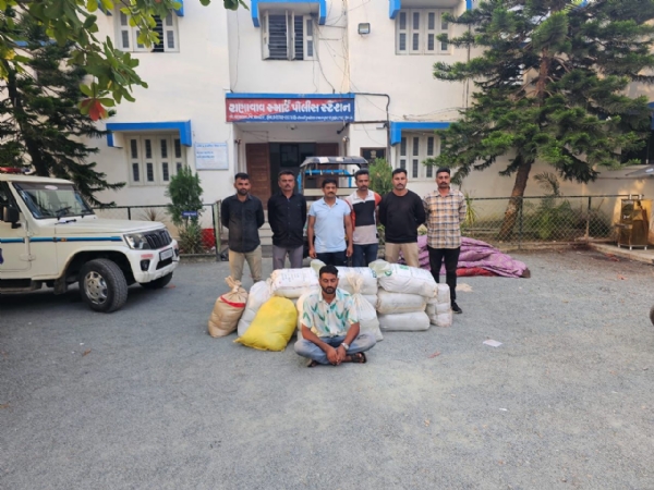 રાણાવાવ નજીકથી દારૂ ભરેલ રીક્ષા ઝડપાઇ.