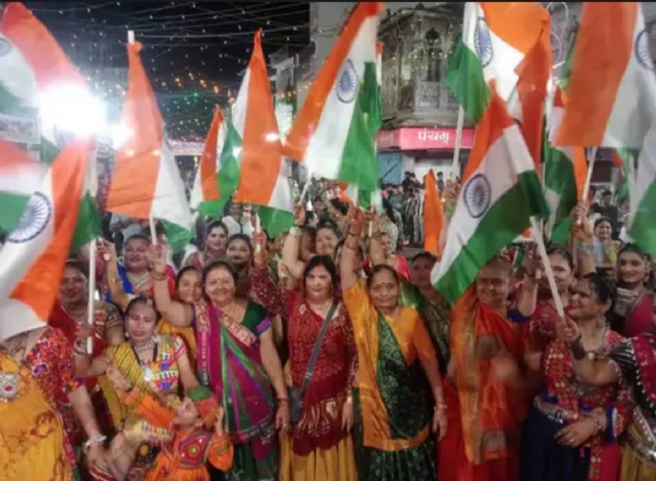 હિંગળાચાચર ચોક ખાતે  રાષ્ટ્રધ્વજ સાથે ગરબે ઘૂમી દેશપ્રેમનો અનોખો સંદેશ