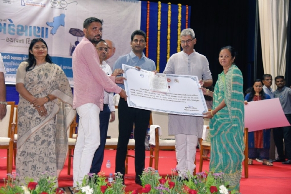 મહેસાણા મહાનગરપાલિકા દ્વારા PMAY લાભાર્થીઓને પ્રમાણપત્ર વિતરણ તથા શ્રેષ્ઠ સફાઈ કર્મચારીઓનો સન્માન સમારોહ