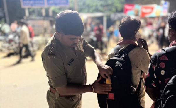 મહેસાણા પોલીસ દ્વારા પદયાત્રીઓની સુરક્ષા માટે રાત્રિ દરમ્યાન બેગ પર રિફ્લેક્ટર લગાવવાની અનોખી પહેલ