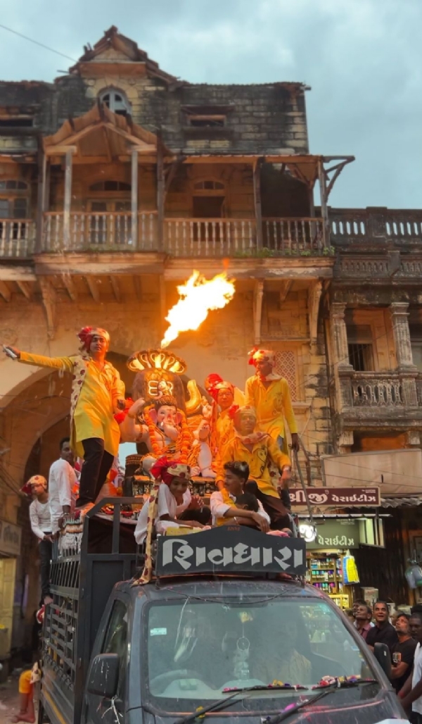 પોરબંદરમાં ધામધૂમ થી બીજા તબક્કા નું ગણેશ વિસર્જન પૂર્ણ.